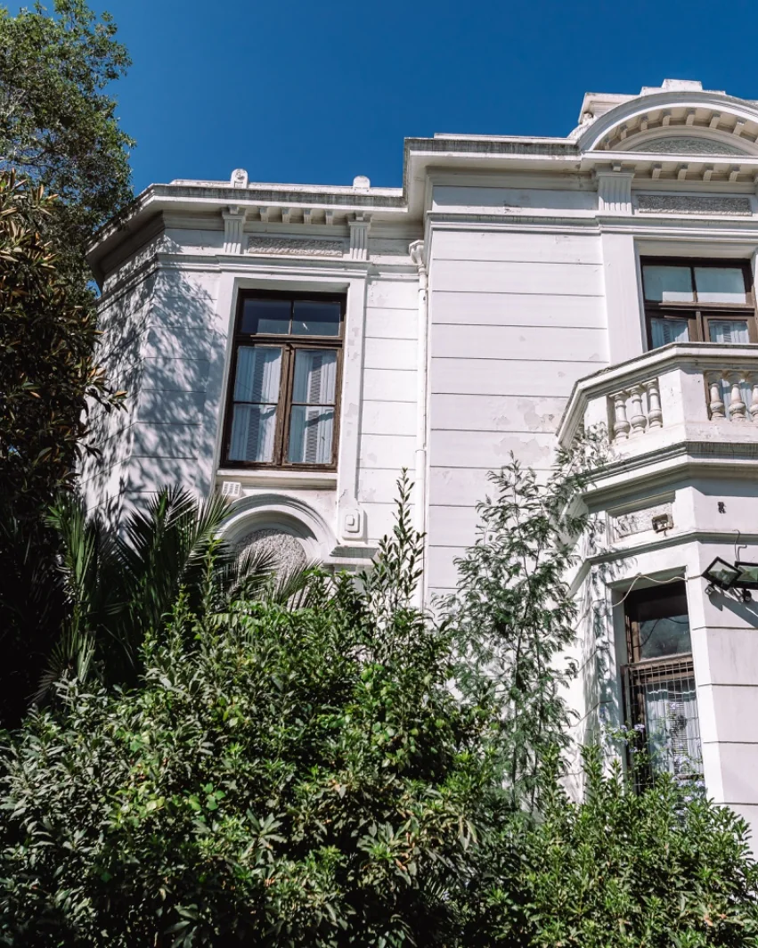 Fachada de la casona de CasaPiano en Santiago
