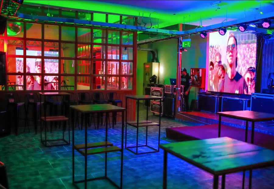 Invitados en el salón durante un evento